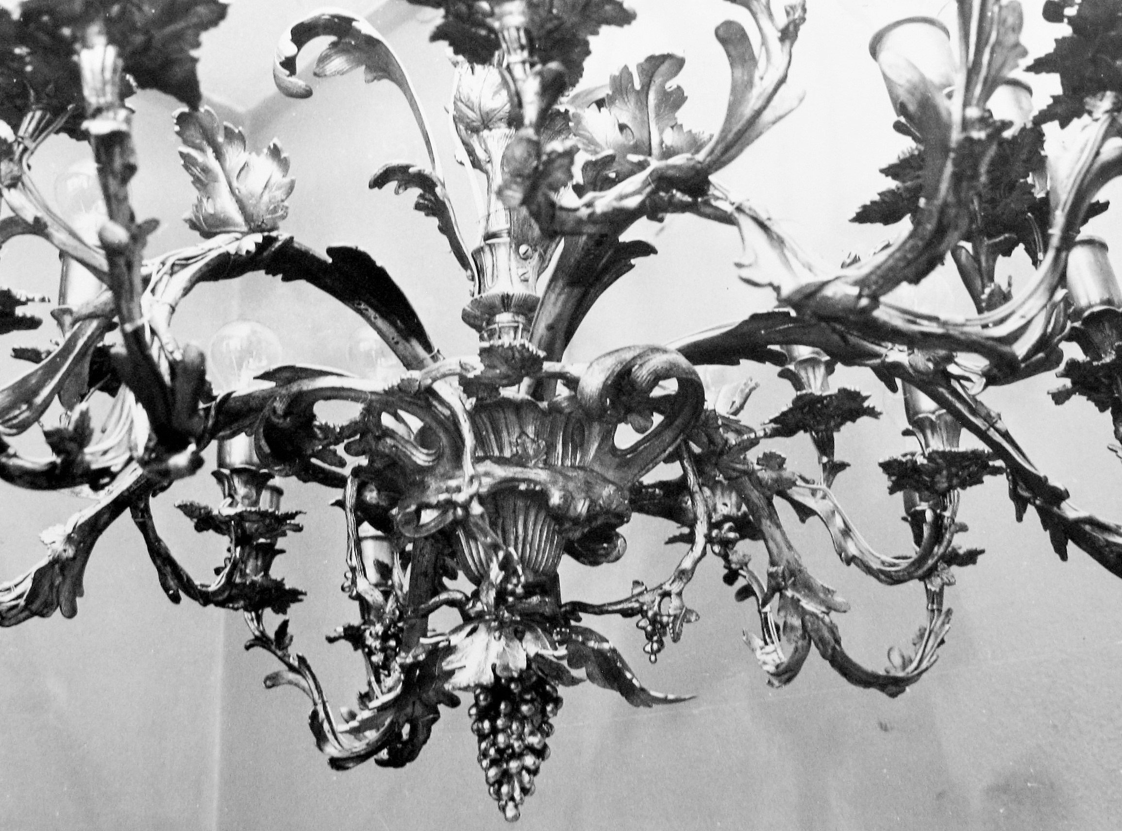 Chandelier IM-4620 after restoration, National Museum of Lithuania. Photo made in 1985, in: Kultūros paveldo centro Paveldosaugos biblioteka, f. 40, ap. 1, b. 444, fot. Nr. 21