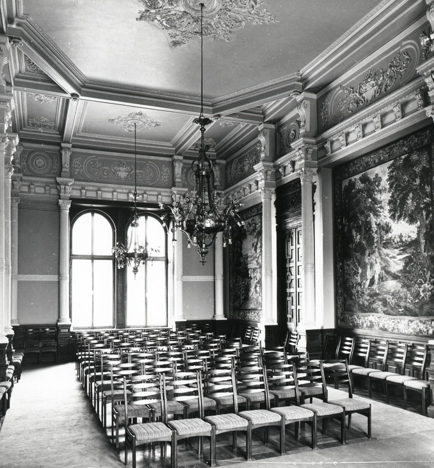 Chandeliers in the main hall of the Verkiai Palace. Photo by Mečislovas Sakalauskas, 1976, in: Lietuvos centrinis valstybės archyvas, P-29271
