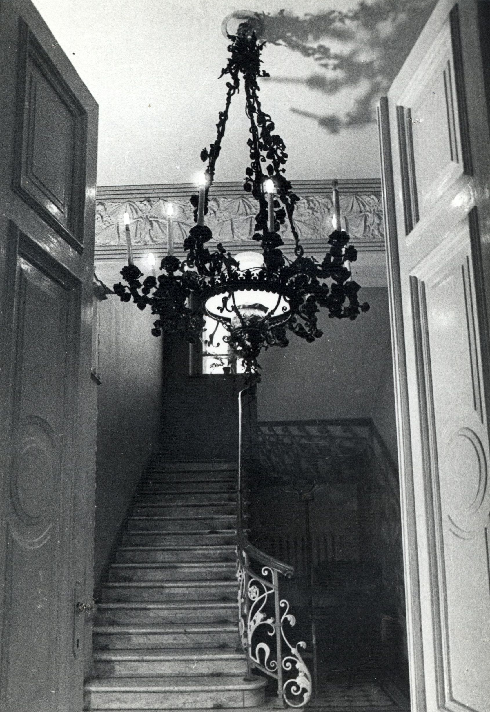 Chandelier at the P. Vileišis Palace. Photo by Juozas Grikienis, around 1950–1990, in: Lietuvių literatūros ir tautosakos institutas, 20759