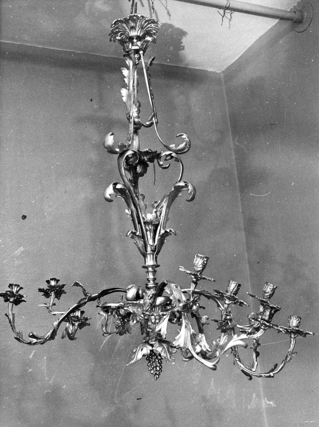 Chandelier IM-4620 before restoration, National Museum of Lithuania. Photo made in 1985, in: Kultūros paveldo centro Paveldosaugos biblioteka, f. 40, ap. 1, b. 444, fot. Nr. 1