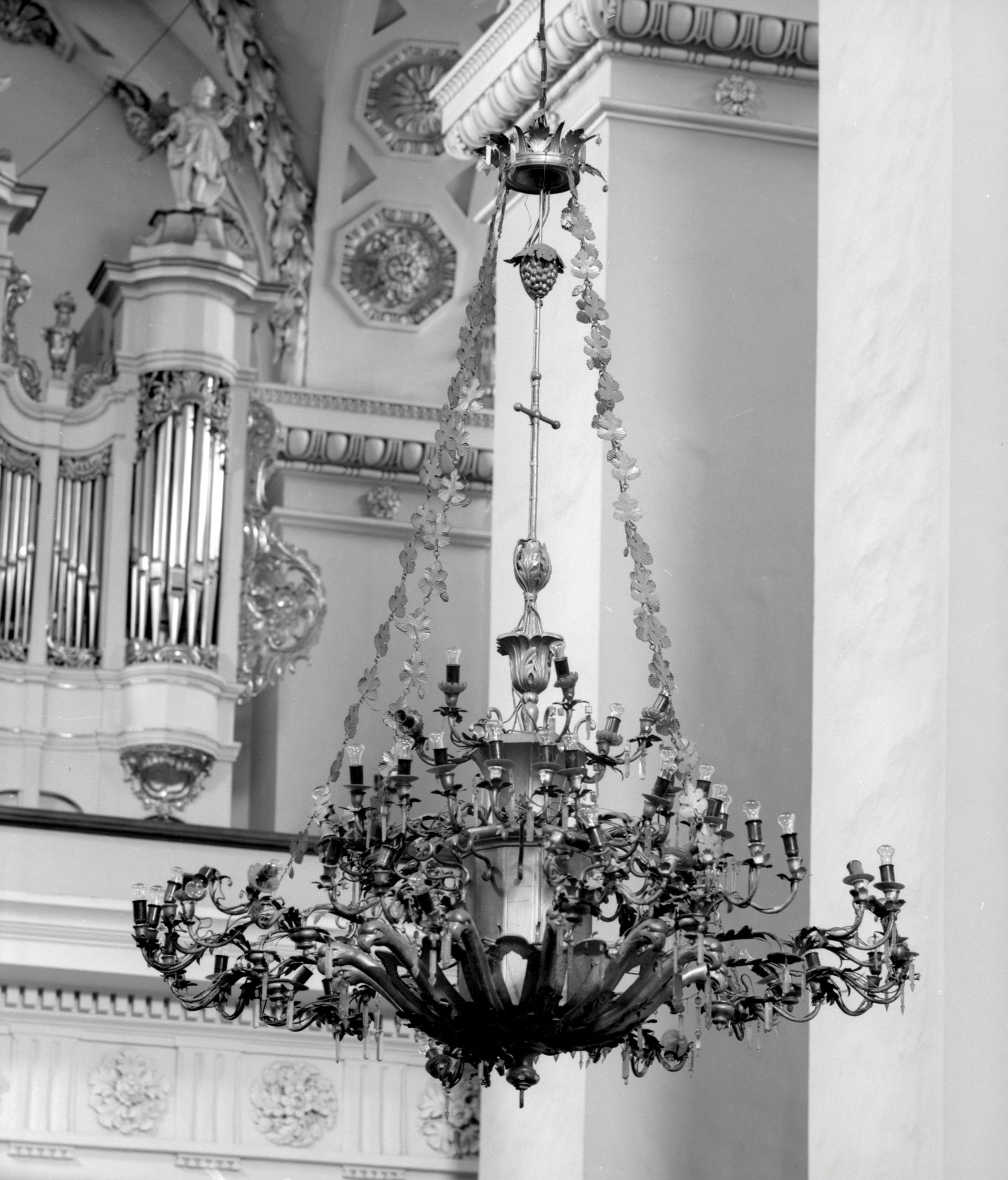 Chadelier in the central part of the Vilnius Cathedral. Photo by Mečislovas Sakalauskas, 1976, in: Kultūros paveldo centro biblioteka, f. 44, neg. Nr. 3620