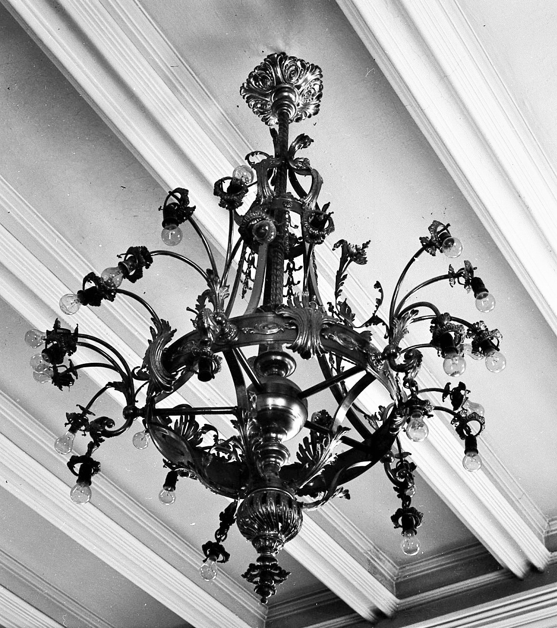 Chandelier at the Umiastowski Palace, Trakų str. 2, Vilnius. Photo by Julius Vaicekauskas, 1973, in: Kultūros paveldo centro biblioteka, neg. Nr. 3065