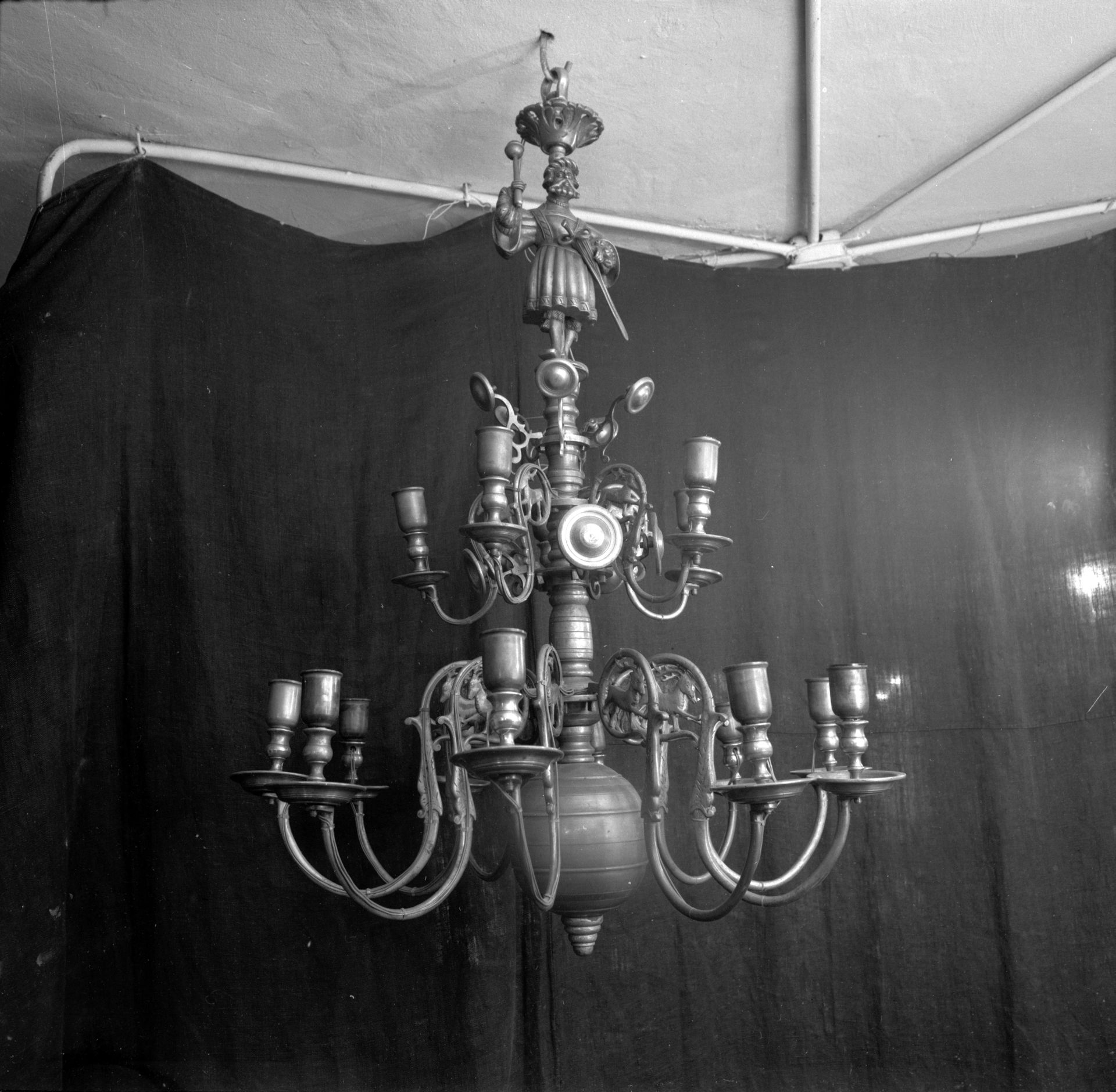 Chandelier, 1500–1549, 1587–1649, Archdiocese of Vilnius. Photo by R. Sabataitis, 1985, in: Lietuvos centrinis valstybės archyvas, saugojimo vnt. Nr. 12727-22