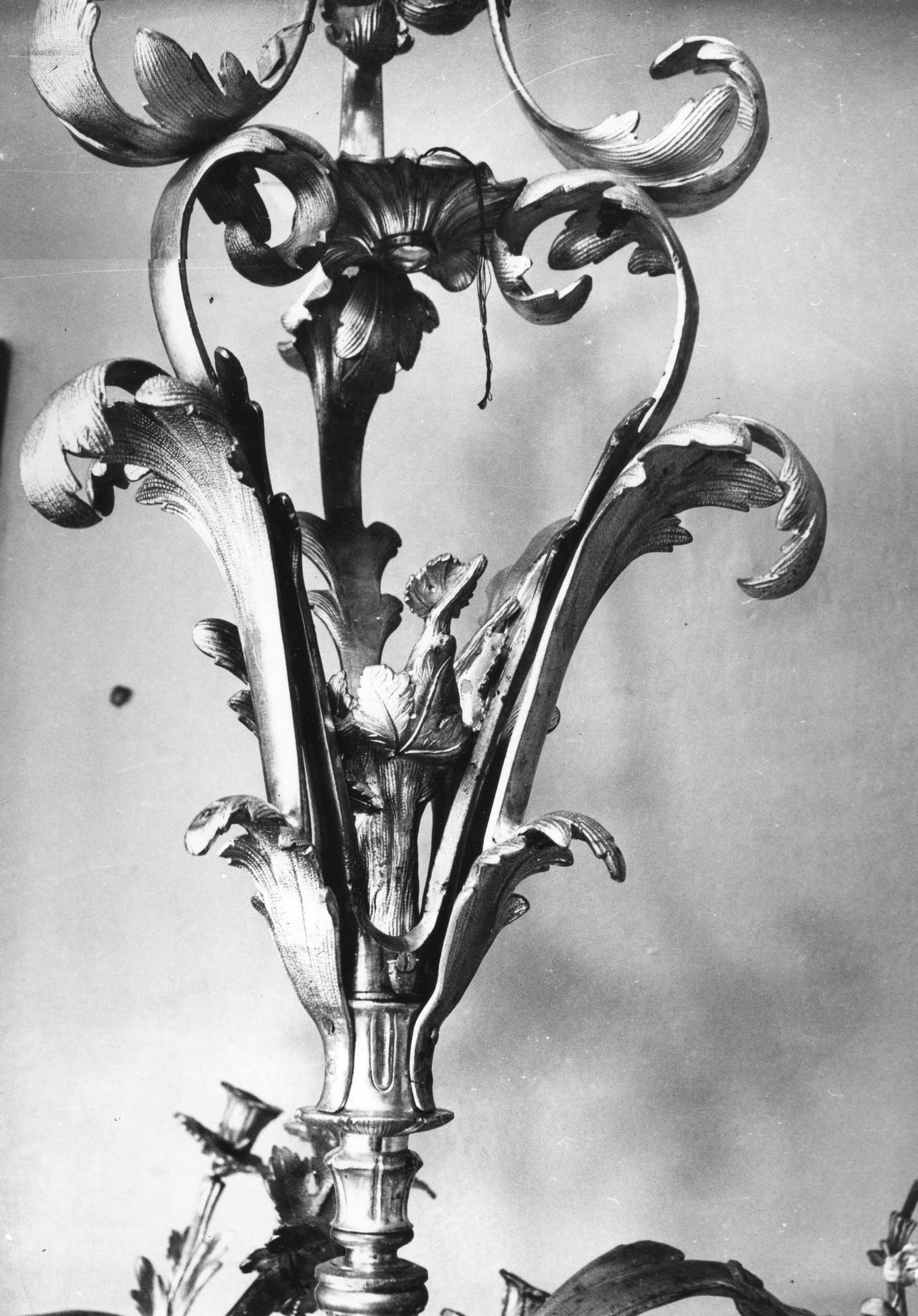 Chandelier IM-4620 before restoration, National Museum of Lithuania. Photo made in 1985, in: Kultūros paveldo centro Paveldosaugos biblioteka, f. 40, ap. 1, b. 444, fot. Nr. 4