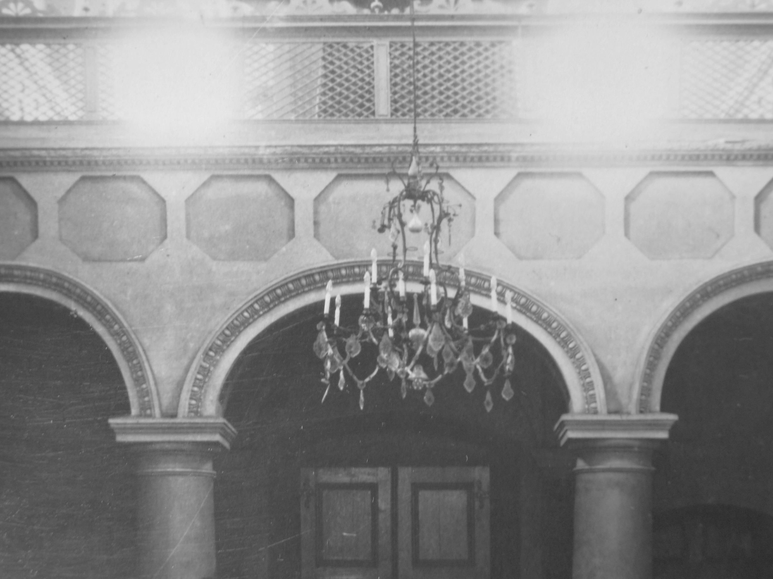 Chandelier at the church of St. Catherine in Vilnius, 1969, in: Kultūros paveldo centro biblioteka, f. 44, neg. Nr. 969