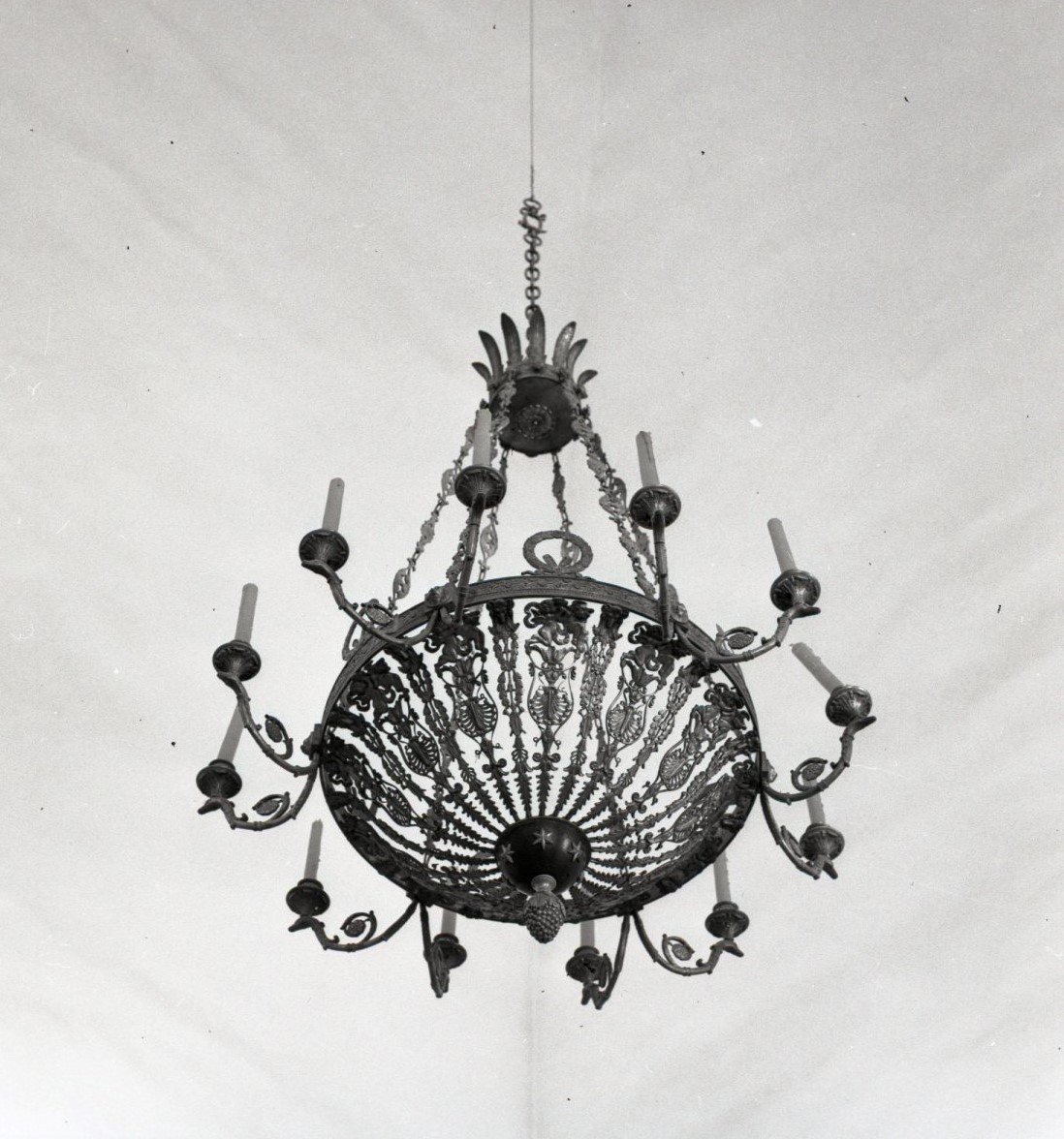 Chandelier at the Vilnius Town Hall. Photo by Jonas Šaparauskas, 1973, in: Kultūros paveldo centro biblioteka, f. 41, ap.1, Nr. 1540