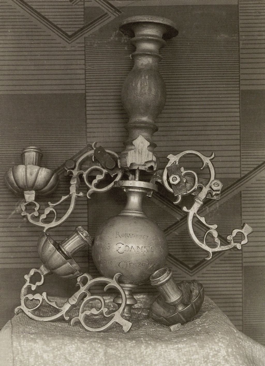 Chandelier. Photo by Jan Bułhak, 1930, from: Jan Bułhak, Vilnius, III knyga: Įvykiai ir žmonės. Apylinkės, sudarė Jūratė Gudaitė, Vilnius: Lietuvos nacionalinis muziejus, 2011, il. 201