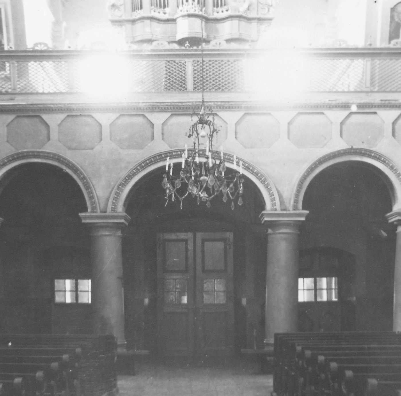 Chandelier at the church of St. Catherine in Vilnius, 1969, in: Kultūros paveldo centro biblioteka, f. 44, neg. Nr. 969